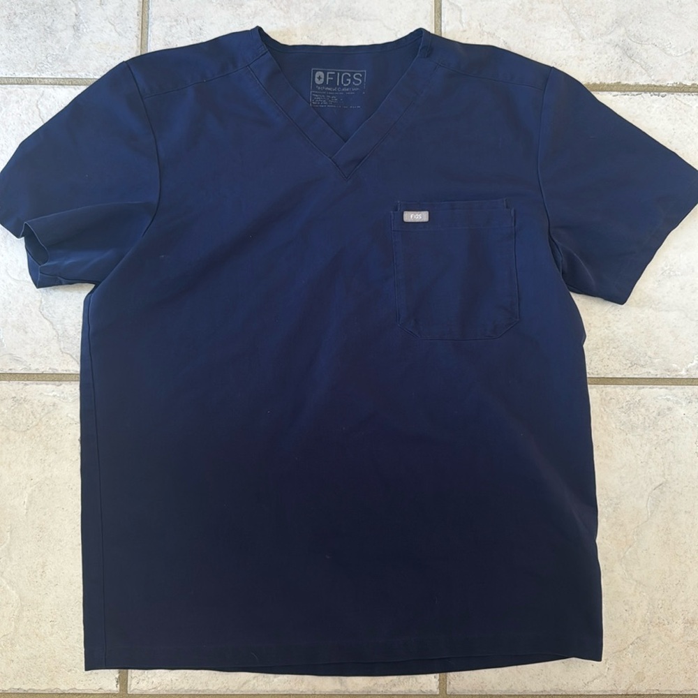 Men’s figs scrub top